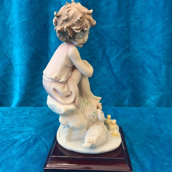 Vintage 1986 sculputre of Little Girl with baby Ducks by G. Armani - porcelain - Picture 7 of 7